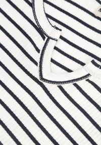 Renee - Biały Crop Top Bawełny z Prążkowanej Dzianiny w Paski Ozdobiony Wycięciem Ionilla. Okazja: na co dzień. Kolor: biały. Materiał: bawełna, prążkowany, dzianina. Wzór: aplikacja, paski. Styl: casual #4