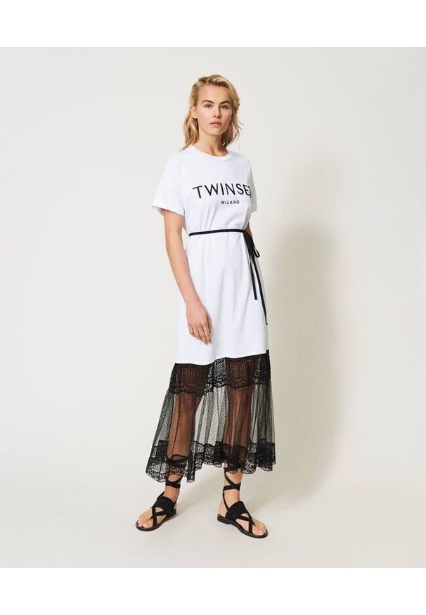 TwinSet - Sukienka typu T-shirt z zakończeniem z koronki Twinset. Kolor: biały, wielokolorowy, czarny. Materiał: koronka. Wzór: koronka