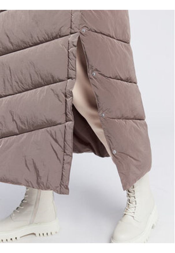 Calvin Klein Płaszcz zimowy Modern K20K205127 Brązowy Regular Fit. Kolor: brązowy. Materiał: syntetyk. Sezon: zima
