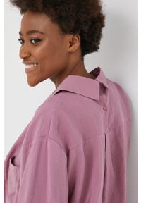 Answear Lab koszula damska kolor różowy relaxed z kołnierzykiem klasycznym. Typ kołnierza: kołnierzyk klasyczny. Kolor: różowy. Materiał: tkanina. Długość rękawa: długi rękaw. Długość: długie. Styl: wakacyjny, klasyczny #4