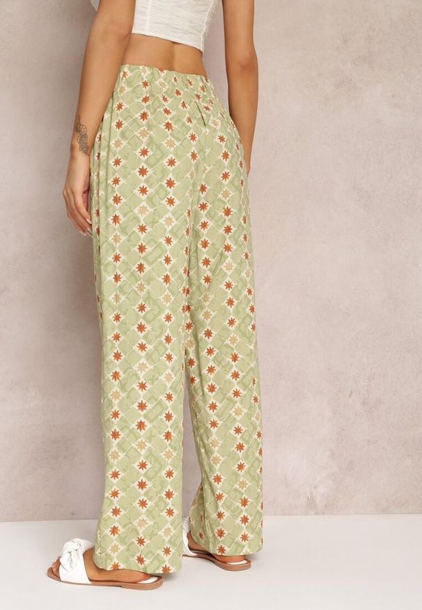 Renee - Jasnozielone Szerokie Spodnie w Fantazyjny Print Bawełniane Rosabella. Okazja: na co dzień. Kolor: zielony. Materiał: bawełna. Długość: długie. Wzór: nadruk. Styl: elegancki, casual