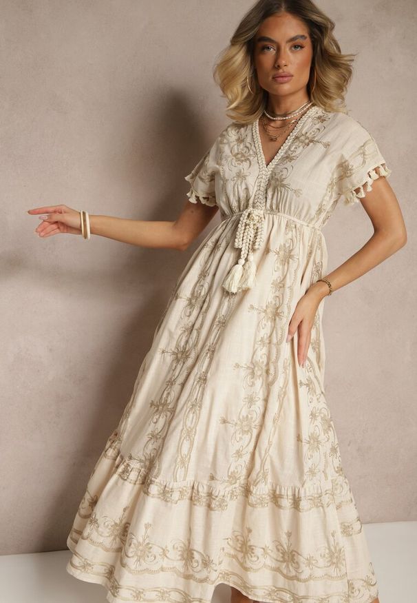 Renee - Beżowa Rozkloszowana Sukienka Boho z Bawełny z Chwostami Haftami i Metaliczną Nicią Divirna. Okazja: na spacer, na imprezę. Kolor: beżowy. Materiał: bawełna. Wzór: haft. Sezon: lato. Typ sukienki: rozkloszowane. Styl: boho
