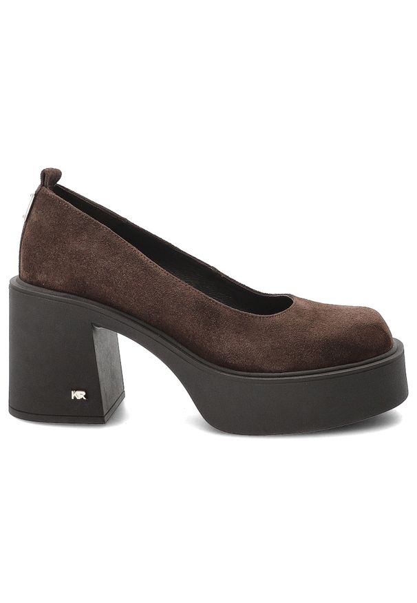 Półbuty damskie Karino, ze skóry naturalnej zamszowej z zabudowanym przodem i gładką cholewką fason wsuwany z zaokrąglonym noskiem, brązowe, 5996/015. Okazja: na spotkanie biznesowe. Kolor: brązowy. Materiał: skóra, zamsz. Szerokość cholewki: normalna. Wzór: gładki. Obcas: na platformie. Styl: biznesowy, retro