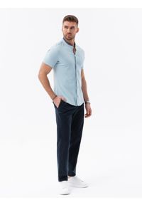 Ombre Clothing - Koszula męska dzianinowa z krótkim rękawem i kolorową stójką – błękitna V3. Typ kołnierza: kołnierzyk stójkowy. Kolor: niebieski. Materiał: dzianina. Długość rękawa: krótki rękaw. Długość: krótkie. Wzór: kolorowy. Styl: sportowy #7