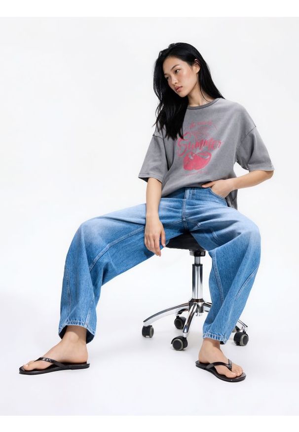 Reserved - T-shirt z nadrukiem - jasnoszary. Kolor: szary. Materiał: bawełna, dzianina. Wzór: nadruk