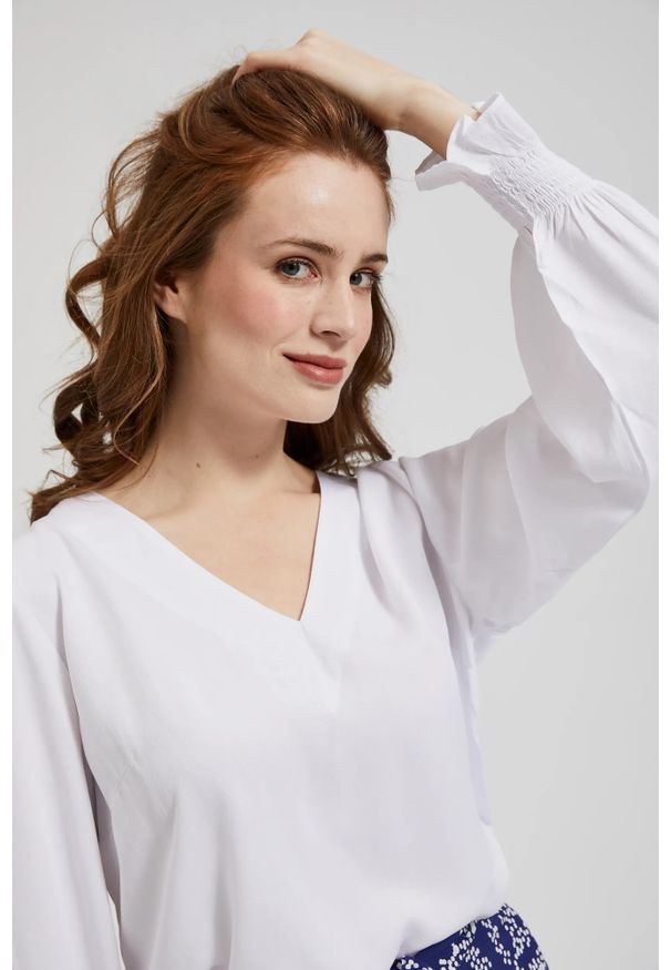 MOODO - Wiskozowa koszula z dekoltem w serek i bufiastymi rękawami biała. Typ kołnierza: dekolt w serek. Kolor: biały. Materiał: wiskoza