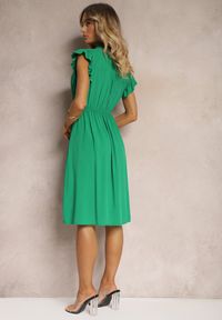 Renee - Ciemnozielona Sukienka Rozkloszowana z Gumką w Talii i Wiązaniem przy Dekolcie Naque. Okazja: na co dzień. Kolor: zielony. Styl: casual #5