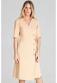 Figl - Kopertowa sukienka midi z ozdobnymi guzikami beżowa. Okazja: do pracy. Kolor: beżowy. Typ sukienki: kopertowe. Styl: elegancki. Długość: midi