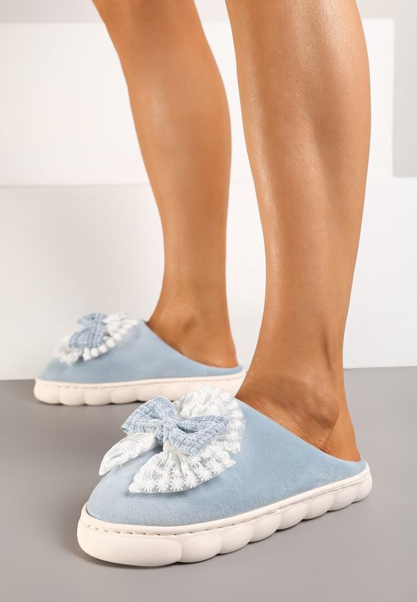 Born2be - Szare Kapcie Vices na Tłoczonej Podeszwie Zdobione Podwójną Kokardą Martinnia. Okazja: na co dzień. Kolor: szary. Materiał: jeans. Wzór: aplikacja. Obcas: na obcasie. Styl: klasyczny, casual. Wysokość obcasa: niski