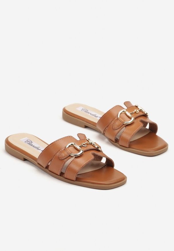 Born2be - Brązowe Klapki z Ozdobną Klamrą Nusorin. Okazja: na co dzień. Kolor: brązowy. Sezon: lato. Obcas: na płaskiej podeszwie. Styl: glamour, elegancki, casual