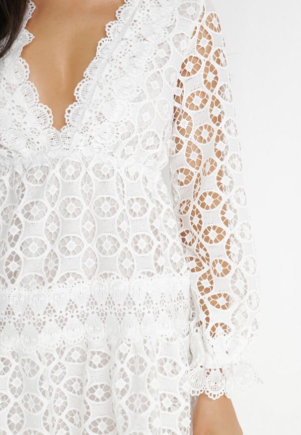 Born2be - Biała Sukienka Mellathe. Kolor: biały. Materiał: materiał, koronka. Długość rękawa: długi rękaw. Wzór: ażurowy, aplikacja. Styl: wizytowy. Długość: mini