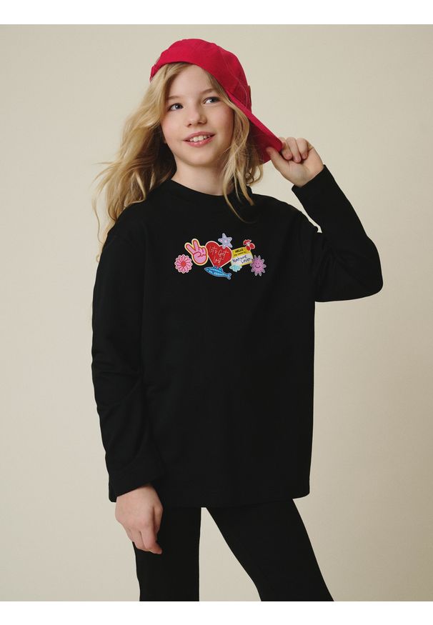 4f - 4F Longsleeve loose z nadrukiem dziewczęcy - czarny 122/128 (6-8 lat). Okazja: na co dzień, na uczelnię. Kolor: czarny. Materiał: dzianina, bawełna, skóra. Długość rękawa: długi rękaw. Wzór: nadruk. Sezon: lato. Styl: casual