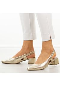 Złote skórzane czółenka damskie T.Sokolski 536. Okazja: na co dzień, do pracy. Zapięcie: pasek. Kolor: złoty. Materiał: skóra. Sezon: wiosna, lato, jesień. Obcas: na obcasie. Styl: casual, klasyczny, elegancki. Wysokość obcasa: średni #1