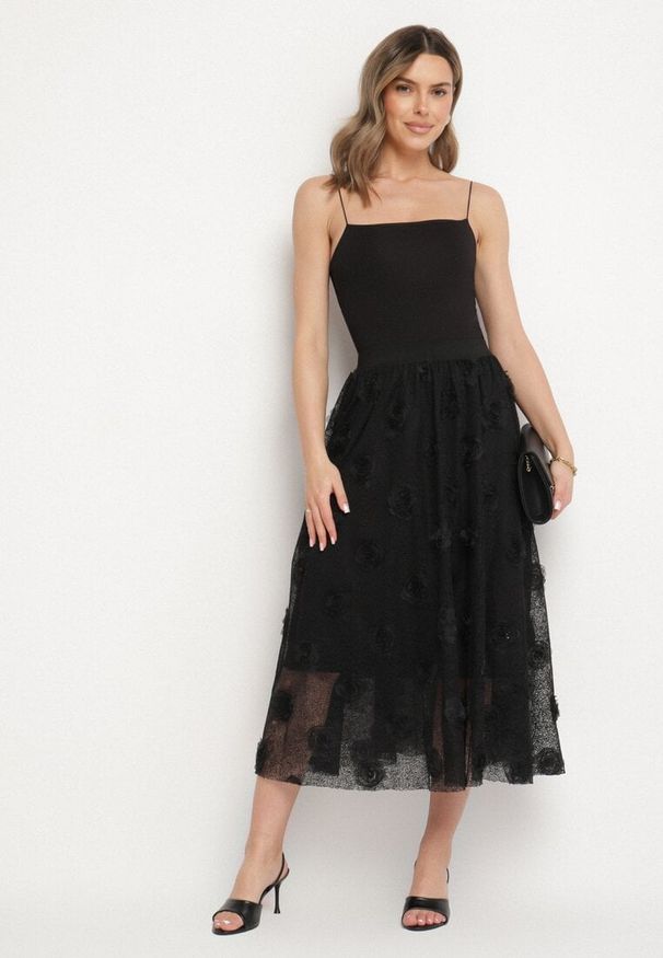 Born2be - Czarna Rozkloszowana Spódnica ze Strukturalnej Tkaniny z Gumką w Talii Folenne. Okazja: na co dzień. Kolor: czarny. Materiał: tkanina. Styl: elegancki, casual