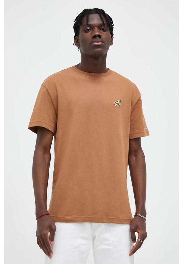 Tommy Jeans t-shirt bawełniany kolor brązowy z aplikacją. Kolor: brązowy. Materiał: bawełna. Długość rękawa: krótki rękaw. Długość: krótkie. Wzór: aplikacja. Styl: klasyczny