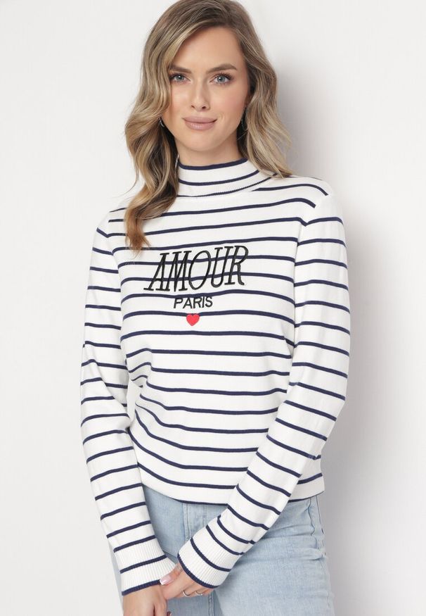 Born2be - Biały Sweter Golf w Paski z Haftem Enika. Typ kołnierza: golf. Kolor: biały. Długość rękawa: długi rękaw. Długość: długie. Wzór: haft, paski