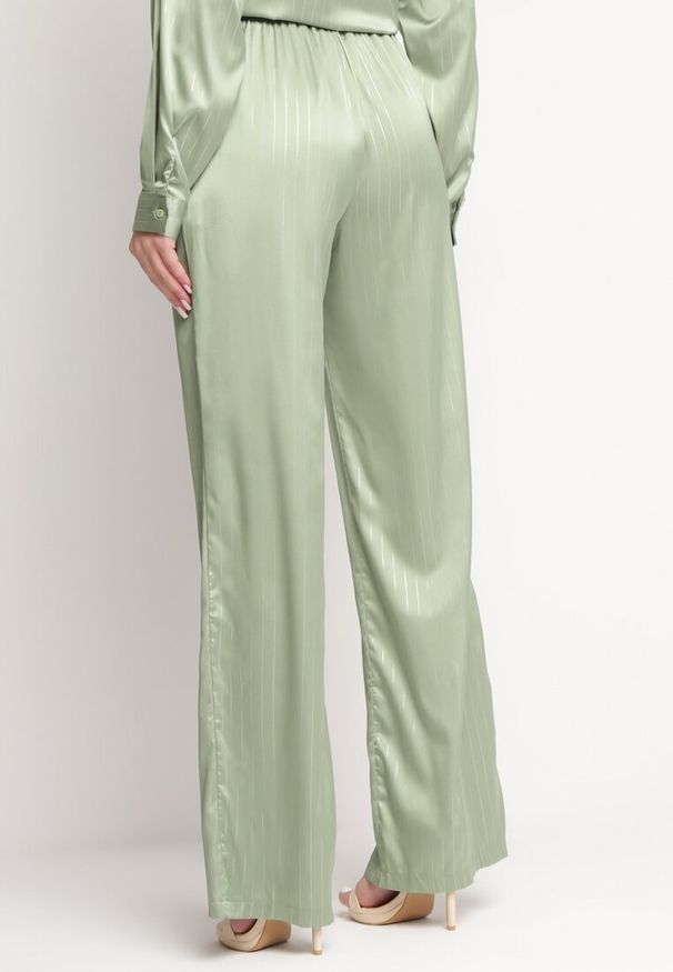 Born2be - Zielone Szerokie Spodnie z Metalicznym Wzorem w Cienkie Paski Kleriame. Kolor: zielony. Wzór: paski