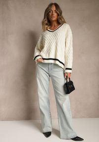 Renee - Jasnobeżowy Sweter w Stylu Preppy z Dodatkiem Kaszmiru i Warkoczowym Splotem Belmire. Okazja: na co dzień. Typ kołnierza: dekolt w serek. Kolor: beżowy. Materiał: kaszmir. Wzór: ze splotem. Styl: casual, klasyczny #4