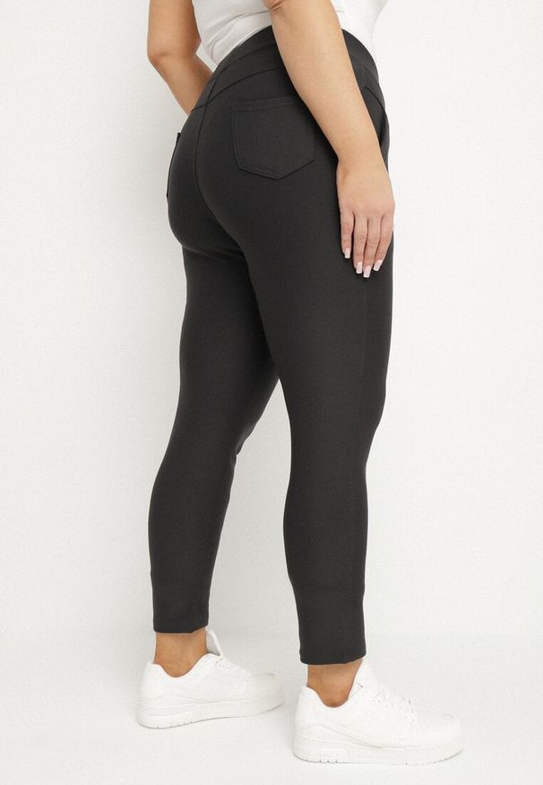 Born2be - Ciemnoszare Spodnie o Dopasowanym Kroju z Gumką w Talii Stellivae. Okazja: na spotkanie biznesowe, na co dzień. Kolekcja: plus size. Kolor: szary. Styl: biznesowy, casual