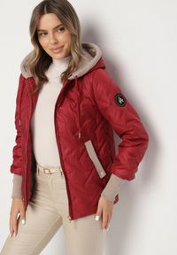 Born2be - Czerwona Pikowana Kurtka z Kapturem Zdobiona Kontrastowymi Wstawkami Tulessa. Okazja: na co dzień, na spacer. Typ kołnierza: kaptur. Kolor: czerwony. Materiał: jeans. Wzór: aplikacja. Styl: klasyczny, casual #4