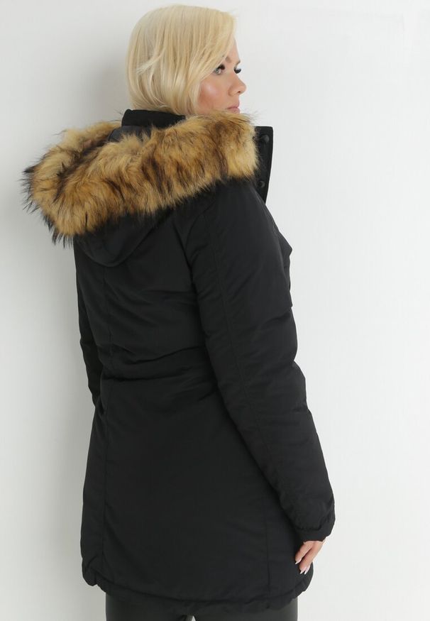 Born2be - Czarna Kurtka Parka Dwustronna Sikave. Okazja: na spacer, na co dzień, na randkę. Kolor: czarny. Materiał: futro, tkanina, jeans. Długość rękawa: długi rękaw. Długość: długie. Sezon: jesień, zima. Styl: elegancki, casual