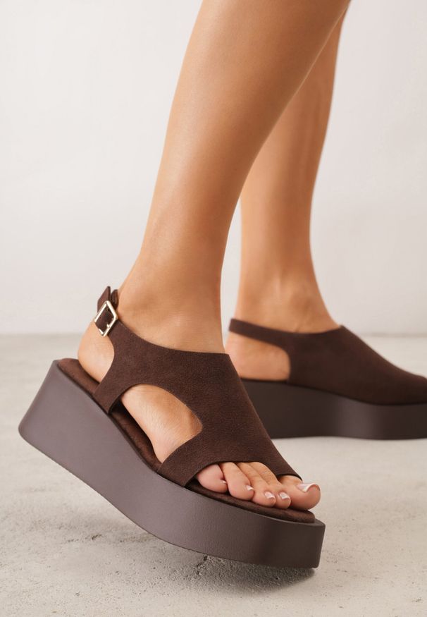 Born2be - Brązowe Sandały na Platformie i Koturnie z Paskiem na Duży Palec Rodenos. Okazja: na co dzień. Zapięcie: pasek. Kolor: brązowy. Materiał: len. Obcas: na koturnie. Styl: casual