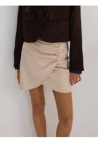 Reserved - Spódnica mini z marszczeniem - beżowy. Kolor: beżowy. Materiał: dzianina. Długość: krótkie. Wzór: gładki #1