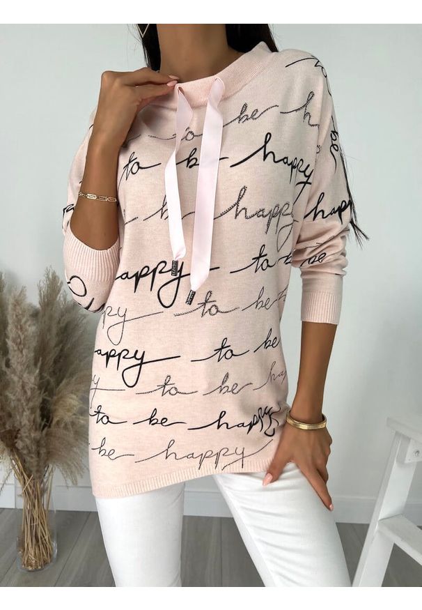 ModnaKiecka.pl - Pudrowy Sweterek z Napisami 8363-272-G. Okazja: do pracy, na co dzień. Kolor: różowy. Materiał: wiskoza, elastan. Długość: długie. Wzór: napisy. Sezon: jesień. Styl: casual, klasyczny