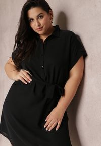 Renee - Czarna Sukienka Koszulowa Wiązana w Pasie z Krótkimi Rękawami Wellwood. Kolekcja: plus size. Kolor: czarny. Materiał: tkanina. Długość rękawa: krótki rękaw. Wzór: gładki. Sezon: lato, wiosna. Typ sukienki: koszulowe. Długość: midi #4