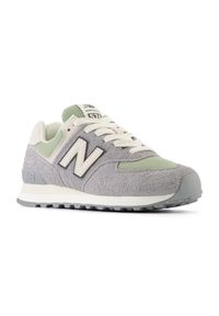 Buty damskie New Balance WL574GA2 – szare. Kolor: szary. Materiał: guma, bawełna, dresówka, skóra, zamsz. Szerokość cholewki: normalna. Model: New Balance 574 #5