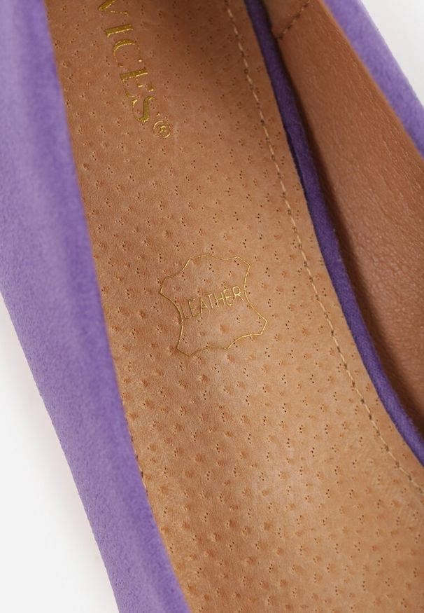 Renee - Fioletowe Czółenka Vices na Słupku z Metalicznym Detalem i Wkładką ze Skóry Arvisin. Okazja: na co dzień, na imprezę. Kolor: fioletowy. Materiał: skóra. Wzór: aplikacja. Obcas: na słupku. Styl: casual, elegancki, klasyczny