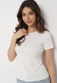 Born2be - Biały Bawełniany T-shirt z Ażurową Wstawką Elvinna. Kolor: biały. Materiał: bawełna. Wzór: ażurowy #3
