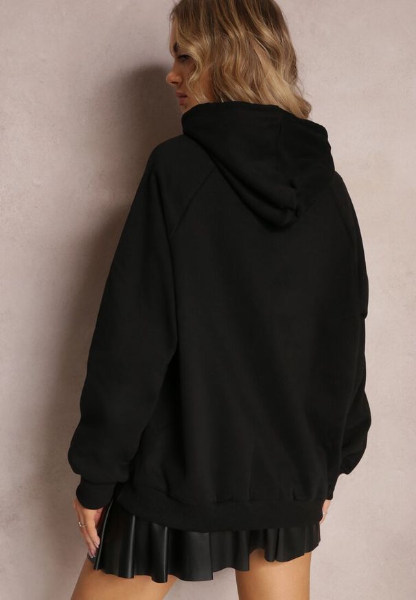 Renee - Czarna Bluza o Fasonie Kangurki Ozdobiona Napisem Taron. Kolor: czarny. Materiał: dzianina. Wzór: aplikacja, napisy. Sezon: zima