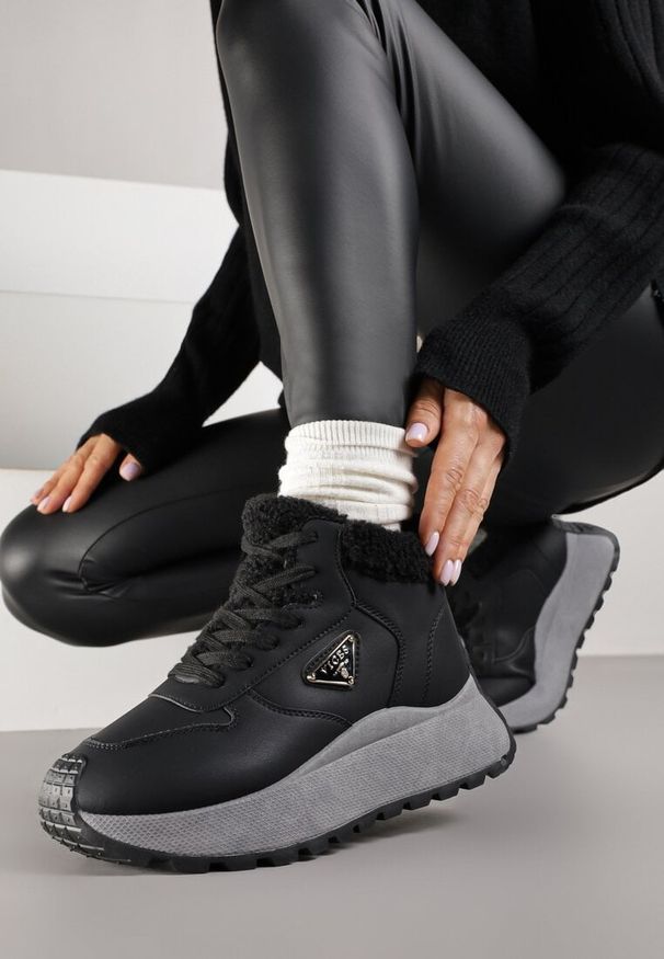 Renee - Czarne Sneakersy Śniegowce Vices na Platformie Ozdobione Trójkątną Aplikacją Ficebia. Okazja: na co dzień. Kolor: czarny. Materiał: jeans, skóra. Wzór: aplikacja. Obcas: na platformie