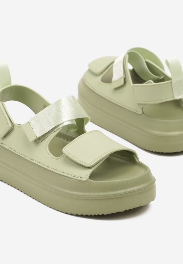 Renee - Zielone Sandały w Stylu Chunky na Platformie z Pianki Zapinane na Rzep Vinamia. Okazja: na co dzień, na spacer. Zapięcie: rzepy. Kolor: zielony. Sezon: lato. Obcas: na platformie. Styl: casual