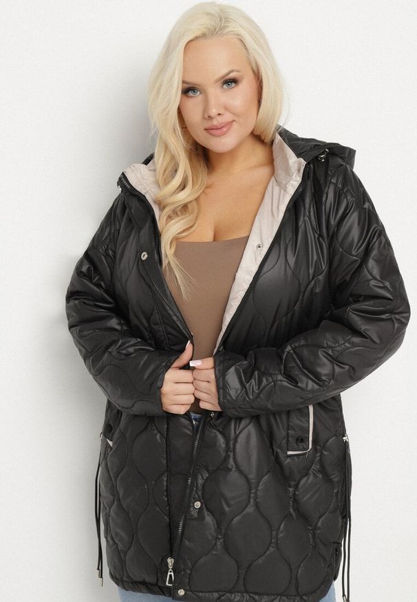 Born2be - Czarna Kurtka Pudełkowa z Pikowaniem i Odpinanym Kapturem Annaloria. Okazja: na spacer, na co dzień. Kolekcja: plus size. Kolor: czarny. Styl: casual