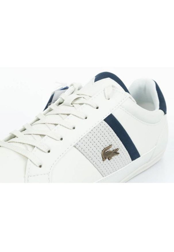 Buty Lacoste Chaymon 120 M 12WN1 białe granatowe. Okazja: na co dzień. Kolor: biały, wielokolorowy, niebieski. Materiał: skóra ekologiczna, materiał. Szerokość cholewki: normalna