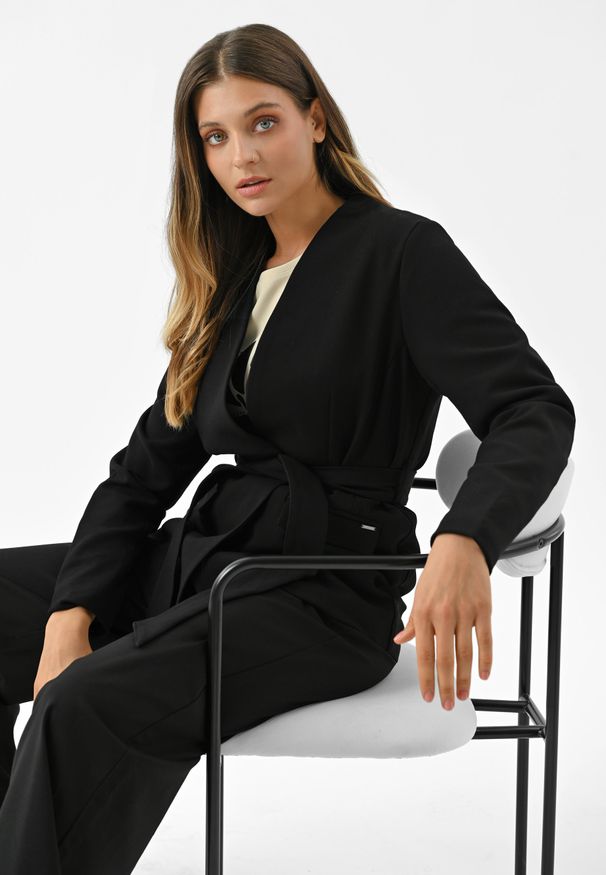 Volcano - Czarny żakiet JB-MIRELLA. Typ kołnierza: bez kołnierzyka. Kolor: czarny. Materiał: dzianina, tkanina. Wzór: gładki. Styl: klasyczny