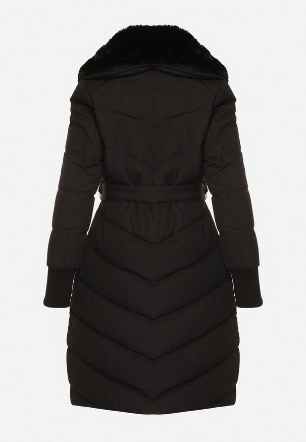 Born2be - Czarna Elegancka Kurtka z Pikowanymi Przeszyciami i Futrzanym Kołnierzem Gallea. Okazja: na spacer, na co dzień. Kolor: czarny. Materiał: futro. Sezon: zima. Styl: elegancki