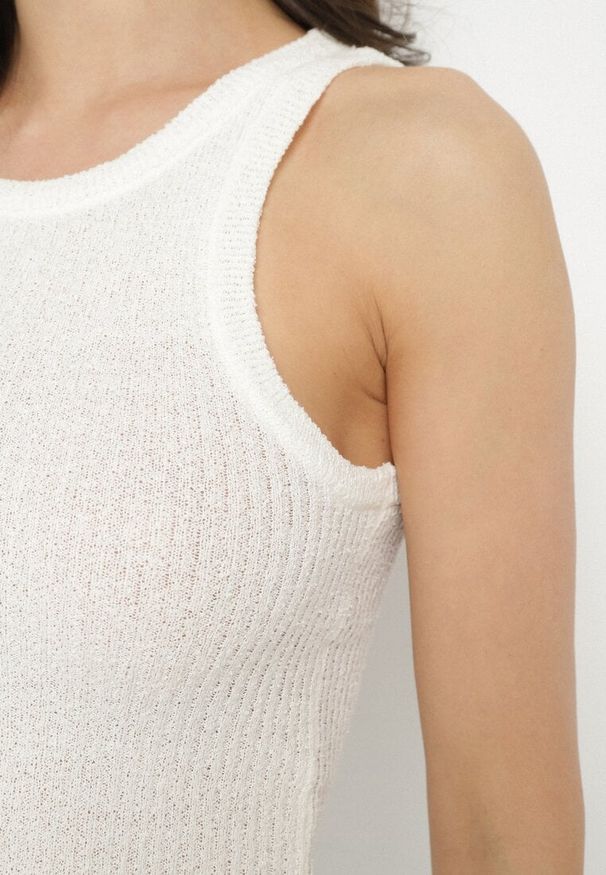 Born2be - Biały Top z Prążkowanego Materiału Ovilora. Okazja: na co dzień, na spacer. Kolor: biały. Materiał: materiał, prążkowany. Styl: casual