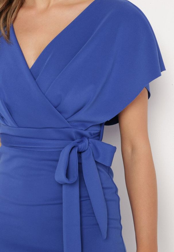 Born2be - Granatowa Wieczorowa Sukienka z Kopertowym Dekoltem i Rozcięciem z Materiałowym Paskiem Vorni. Okazja: na co dzień. Kolor: niebieski. Materiał: materiał. Typ sukienki: kopertowe. Styl: wizytowy