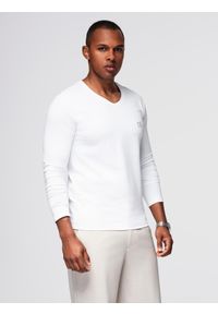 Ombre Clothing - Męski longsleeve V-neck SLIM FIT z elastanem i printem – biały V2. Okazja: na co dzień. Typ kołnierza: dekolt w serek. Kolor: biały. Materiał: elastan. Długość rękawa: długi rękaw. Wzór: nadruk. Styl: klasyczny, casual #5