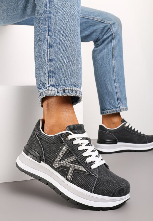 Born2be - Czarne Sneakersy na Niewysokiej Platformie Ozdobione Naszywką z Cyrkonii Velapria. Okazja: na spotkanie biznesowe, na co dzień. Zapięcie: sznurówki. Kolor: czarny. Materiał: jeans. Wzór: aplikacja. Obcas: na platformie