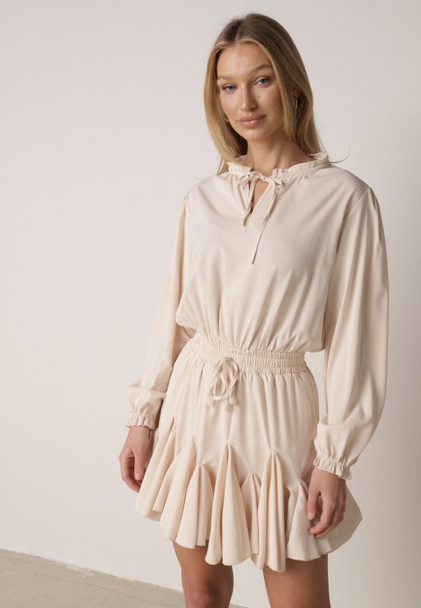 Born2be - Beżowa Rozkloszowana Sukienka z Wiskozą Zdobiona Falbanami i Wiązaniem Lerienatia. Okazja: na co dzień. Typ kołnierza: kołnierz z falbankami. Kolor: beżowy. Materiał: wiskoza. Wzór: aplikacja. Typ sukienki: rozkloszowane, proste. Styl: casual, klasyczny