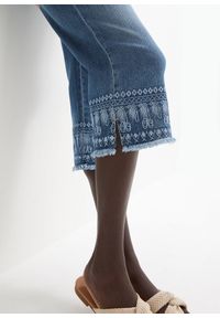 bonprix - Dżinsy rybaczki z haftem. Kolor: niebieski. Wzór: haft #3