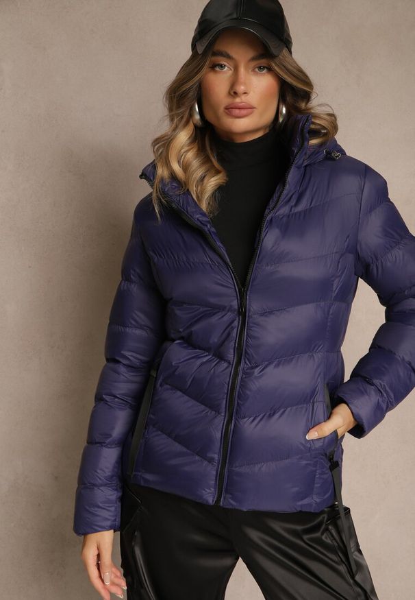 Renee - Granatowa Przejściowa Kurtka z Pikowanymi Przeszyciami i Kapturem Amindria. Okazja: na co dzień, na spacer. Kolor: niebieski. Materiał: jeans, poliester. Styl: casual