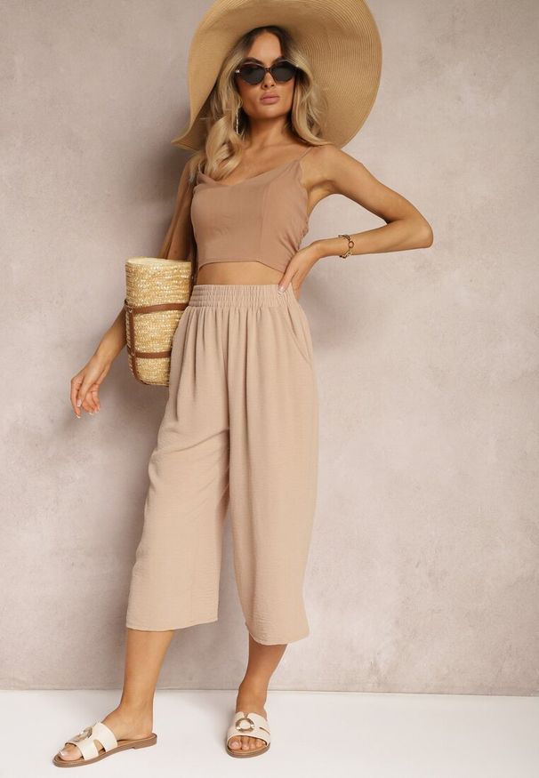 Renee - Ciemnobeżowe Spodnie Palazzo z Gumką w Talii i Długością Nogawki 3/4 Moolia. Kolekcja: plus size. Kolor: beżowy. Materiał: materiał