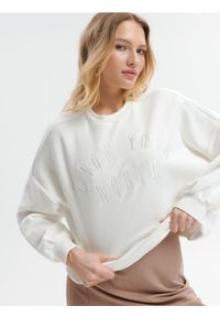 Sinsay - Bluza z haftem - kremowy. Kolor: kremowy. Materiał: bawełna. Wzór: haft