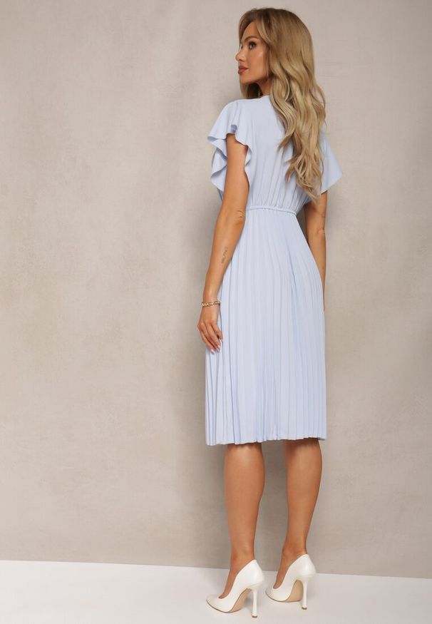 Renee - Jasnoniebieska Rozkloszowana Sukienka Midi z Plisami na Dole Nairata. Kolor: niebieski. Długość: midi