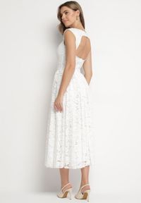 Born2be - Biała Koronkowa Sukienka o Rozkloszowanym Kroju z Odkrytymi Plecami Nelamia. Okazja: na imprezę, na co dzień. Kolor: biały. Materiał: koronka. Długość rękawa: bez rękawów. Styl: wizytowy, casual, elegancki #3